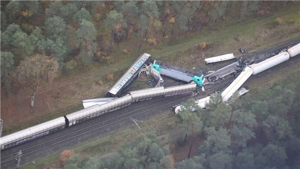 Kollision zweier Güterzüge - Wichtige Bahnstrecke gesperrt Kollision zweier Güterzüge: Die Unfallstelle im Landkreis Gifhorn.