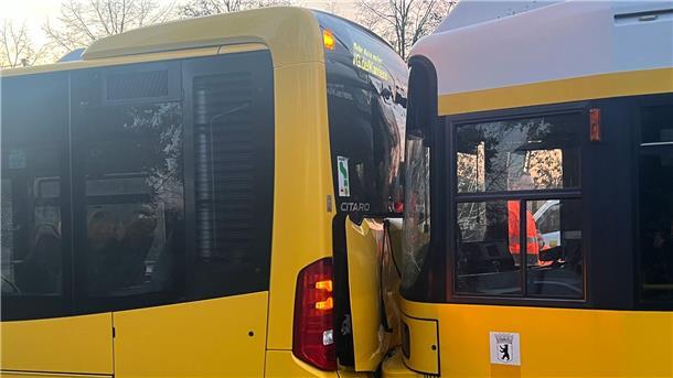 Bus kollidiert mit Straßenbahn in Berlin - Mehrere Verletzte Kollision zwischen einem Bus und einer Straßenbahn in Berlin.