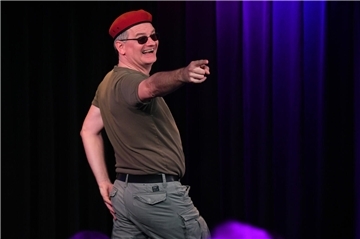 Komiker Ausbilder Schmidt tritt neben weiteren Comedians bei der 1. Cuxhavener Lachnacht auf.