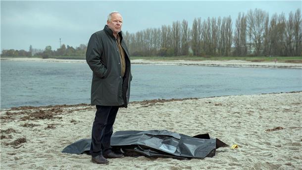 Ein absolut übermächtiger Gegner im Kieler „Tatort“ Kommissar Borowski (Axel Milberg) ist ratlos: im „Tatort: Borowski und das ewige Meer“. (undatierte Filmszene)