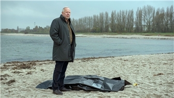 Kommissar Borowski (Axel Milberg) ist ratlos: im „Tatort: Borowski und das ewige Meer“. (undatierte Filmszene)