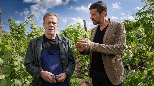 Kommissar Dupin ermittelt seinen zwölften Fall Kommissar Dupin (Pasquale Aleardi, r) befragt den treuen Mitarbeiter Monsieur Marchand (Jürgen Heinrich, l) in einer Szene aus „Kommissar Dupin: Bretonischer Ruhm“.