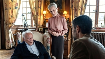 Kommissar Dupin (Pasquale Aleardi, r) befragt Henri Trouin (Peter Franke) und die Haushälterin Francine (Hedi Kriegeskotte).