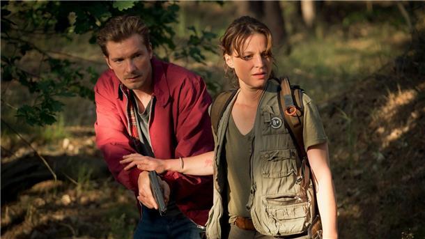 Der Mensch und das Böse in ihm - Krimidrama „Wolfsjagd“ Kommissar Laue (Jacob Matschenz, l) und Sara Jahnke (Maria Simon, r) ermitteln nach dem Tod einer jungen Frau.