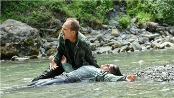 Kommissar Micha Oberländer (Matthias Koeberlin) springt ins Wasser und reanimiert Luna (Fiona Katharina Neumeier).