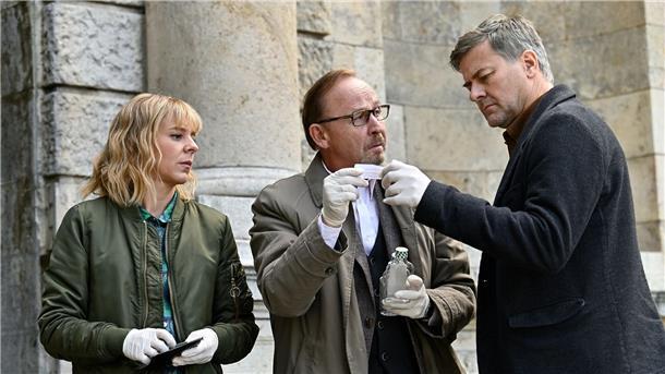 Die Suche nach unendlichem Glück - „München Mord“ im ZDF Kommissare Angelika Flierl (Bernadette Heerwagen, l-r), Ludwig Schaller (Alexander Held) und Harald Neuhauser (Marcus Mittermeier) inspizieren einen Tatort in einer Szene des Krimis „München Mord - A saisonale G`schicht“.