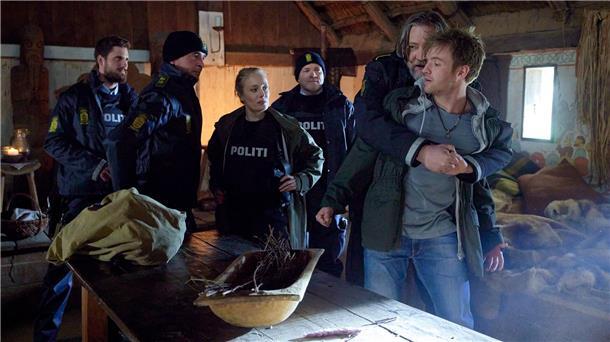 „Der Dänemark-Krimi“: Ermordet mit Pfeil und Bogen Kommissarin Frida Olsen (Katharina Heyer) hat Verstärkung mitgebracht, Magnus Vinter (Nicki von Tempelhoff, 2.v.r.) muss seinen Neffen Bjarne Vinter (Timur Bartels, r) festnehmen.
