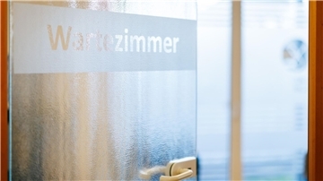 „Wartezimmer“ ist auf der Tür in einer Arztpraxis zu lesen. Kommt jetzt die Praxisgebühr für den Besuch beim Facharzt?