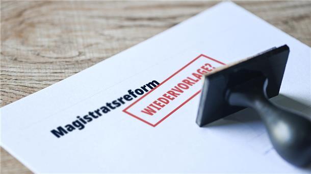 Papier und Stempel auf dem "Wiedervorlage?" steht