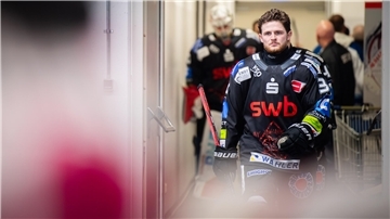 Ein Eishockeyspieler läuft durch einen Gang in den Katakomben der Eisarena Bremerhaven.