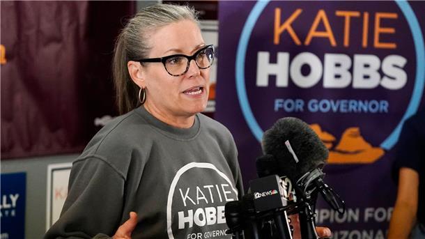 Prognosen: Demokratin Hobbs gewinnt Arizona-Gouverneuerswahl Konnte sich gegen ihren Rechtsaußen-Gegner durchsetzen: Demokratin Katie Hobbs.
