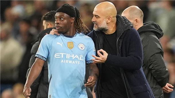 Krise schlimmer: Manchester City verliert Derby gegen United Konnte wieder nicht zufrieden sein mit dem Ergebnis seiner Mannschaft: Pep Guardiola (rechts)