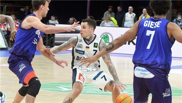 Basketballer auf Spielfeld.