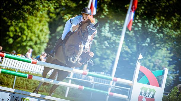 Sport im Fokus: Elmloher Springtage auch ohne Zuschauer erfolgreich Konstanze Wachholz mit Cruella de Vil beim M**-Springen der Damen bei den Elmloher Springtagen.