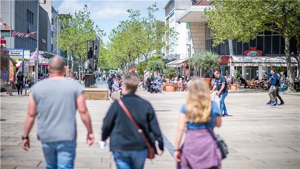 Konsumforscher erwarten schwere Zeiten für den Einzelhandel, aber bislang ist davon wenig zu spüren: Bremerhavens Innenstadt ist voll.
