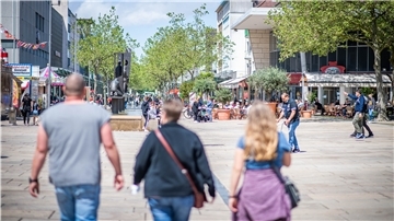 Konsumforscher erwarten schwere Zeiten für den Einzelhandel, aber bislang ist davon wenig zu spüren: Bremerhavens Innenstadt ist voll.