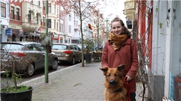 Kontakt mit den Nachbarn: Fiona Brinker und ihr Hund Beppo sind viel auf der „Alten Bürger“ unterwegs.