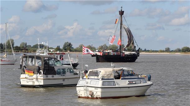Die schönsten Bilder von der herrlichen Schiffs-Parade Kontrastprogramm: Sportboote und die Kogge "Ubena".