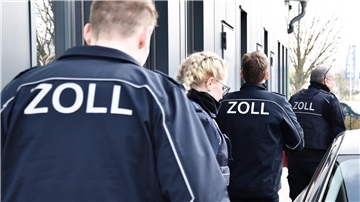 Kontrolle vor der Autowäsche: Bremerhavener Zöllner haben Tankstellen, Kioske und Waschanlagen geprüft, ob den Beschäftigten Mindestlohn gezahlt wird.