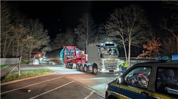 Polizeikontrollen auf der BAB27: 11 von 15 Schwertransporten beanstandet. Maßnahmen gegen Speditionen eingeleitet.