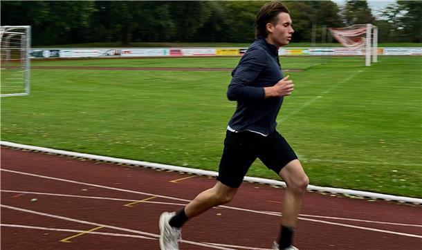 Konzentriert und fokussiert dreht Johannes Behrens beim Training auf dem Selsinger Sportplatz Runde für Runde.
