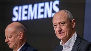 Konzern-Chef Busch (r.) und Finanzvorstand Thomas auf der Jahrespressekonferenz. Siemens hat in schwierigen Zeiten einen Rekordgewinn vorgelegt. 
