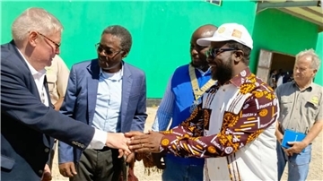 Kooperationspartner aus dem Rotary Club Nkwazi mit seinem Präsidenten Chama Chishimba und Direktor Victor Mensah weihten mit Distrikt Governor Hans-Günther Gellersen (links) die Mumbwa-Verarbeitungsanlage zur Verarbeitung von Mehrwertprodukten wie Soja-Mais-Mischungen offiziell ein.