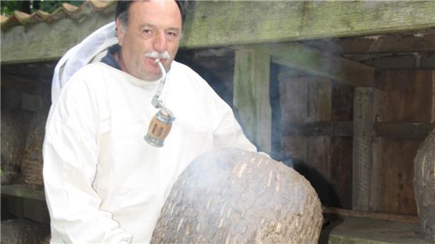 125 Jahre Imkerverein: So wollen Bienenfreunde in Selsingen Nachwuchs gewinnen Korbimker Hans-Adolf Müller aus Selsingen in seiner Montur und in seinem Element.