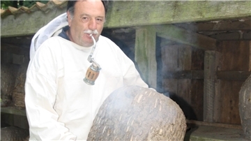 Korbimker Hans-Adolf Müller aus Selsingen in seiner Montur und in seinem Element.