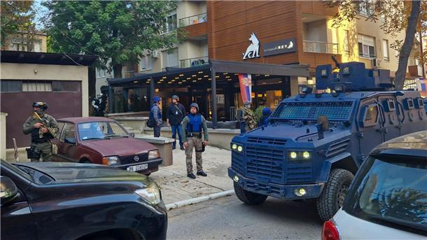 Kosovo: Serbische Armee kommt aus drei Richtungen  Kosovo-Polizisten durchsuchen ein Restaurant und ein Gebäude im nördlichen Teil der Stadt Mitrovica.