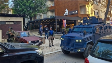 Kosovo-Polizisten durchsuchen ein Restaurant und ein Gebäude im nördlichen Teil der Stadt Mitrovica.