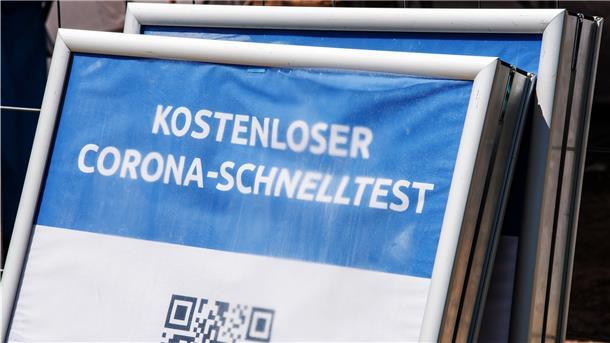 Kostenlos sind die Corona-Schnelltests nur für Bürger. Der Bund vergütet das Angebot mit bis zu 18 Euro pro Test. Dies hat auch Kriminelle angelockt.