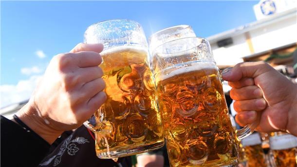 Wiesn-Bier kostet bis zu 15,80 Euro Kostet heuer bis zu 15,80 Euro: Die Wiesn-Maß.