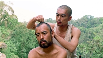 Kozuka (Yuya Matsuura, li.) und Leutnant Onoda (Yuya Endo) in „Onoda : 10.000 Nächte im Dschungel“.