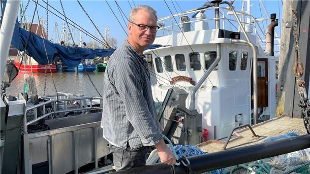 Krabbenfischer Söhnke Thaden, hier vor seinem Kutter „Christine“ im Fedderwardersieler Hafen, wird die Nacht auf Donnerstag, 1. September 2022, nie vergessen: Unter dramatischen Umständen rettete er auf der Außenweser einen in Seenot geratenen Segler aus höchster Gefahr.