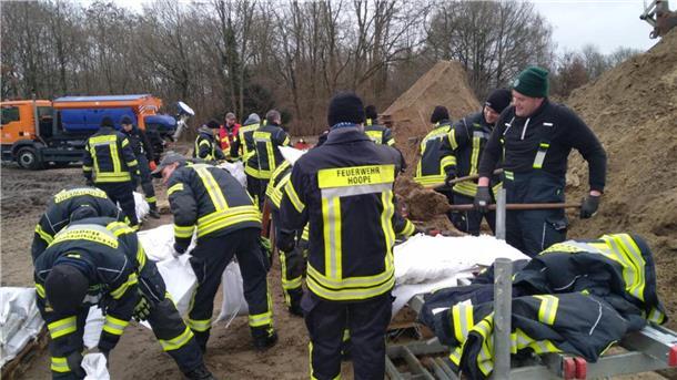 Kräfte aus dem Cuxland sind in Lilienthal im Einsatz, um den Wasseraustritt sowie eine mögliche Ausspülung der Deiche zu verhindern.