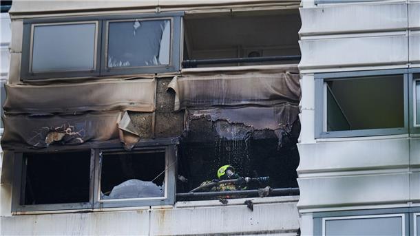 Tödlicher Sprung aus Hochhaus: Verdacht der Brandstiftung Kräfte der Feuerwehr im Einsatz in dem in Brand geratenen Hochhaus in Berlin-Kreuzberg.