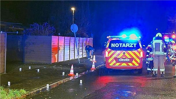 Tödlicher Unfall in Delmenhorst - Fahndung nach dunklem SUV Kräfte der Feuerwehr und des Rettungsdienstes sind an der Unfallstelle in einem Delmenhorster Wohnviertel im Einsatz.