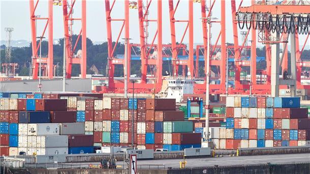 Kräne und Container im Hamburger Hafen.