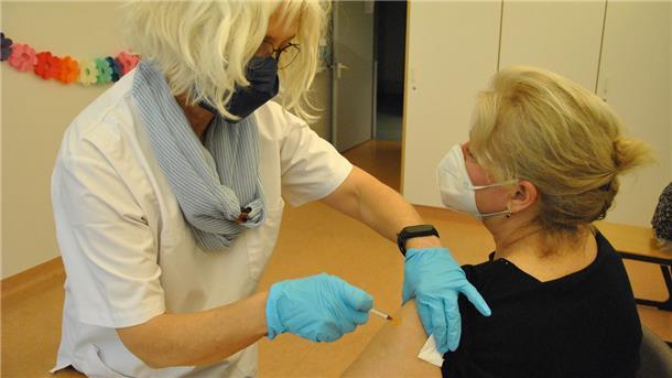 Krankenschwester Jacqueline Verhagen impft diese Dame aus Brauel gegen Corona. Die Brauelerin ist nun komplett durchgeimpft.