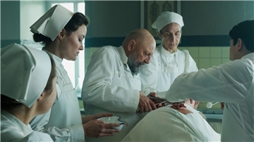Krankenschwester Johanna Gabathuler (Dominique Devenport, 2.v.l) assistiert Professor Tschudi (Pierre Siegenthaler, M) bei einer OP.