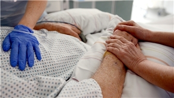 Krankenschwestern betreuen in einem Krankenhaus einen Patienten auf einer Intensivstation. 