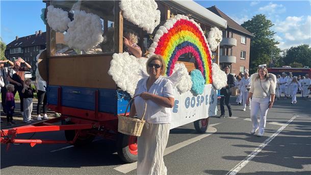 Das wird den Zuschauern beim Nordenhamer Stadtfestumzug geboten Ein bunter Umzugswagen beim Nordenhamer Stadtfest