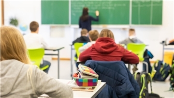 Schülerinnen und Schüler einer fünften Klasse einer Realschule sitzen während des Unterrichts in ihrem Klassenzimmer.  Kreative Konzepte und selbstentwickelte Ideen von Schulen sollen durch das neue Landesbudget unterstützt werden.