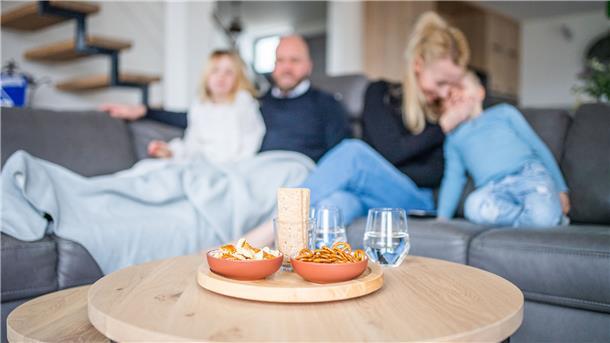 Kreativplatz: Kristina Förster aus Drangstedt ist auf dem Sofa auch künstlerisch tätig. Hier kommen der jungen Frau viele Ideen für ihre Bildmotive.