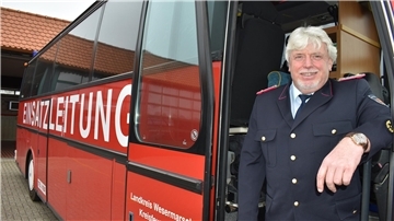 Kreisbrandmeister Heiko Basshusen (62) geht gleichsam von Bord - hier von Bord des vor 25 Jahren zum Einsatzleitwagen der Kreisfeuerwehr umgebauten Busses. Auch dieses Fahrzeug scheidet bald aus. Es wird durch einen neuen Einsatzleitwagen ersetzt.