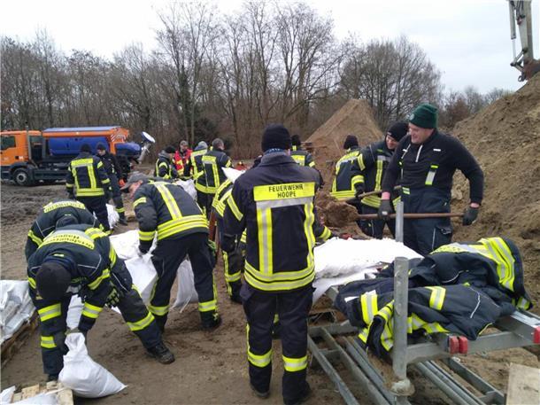 Kreisfeuerwehrbereitschaft Nord aus dem Landkreis Cuxhaven im Einsatz in Lilient...