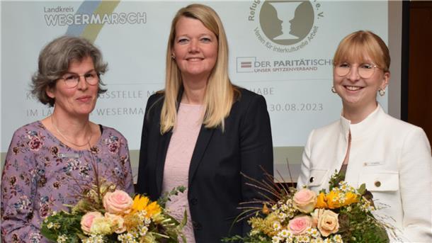Kreisrätin Maren Würger (Mitte) überreichte im Fachausschuss einen Blumenstrauß an Doris Ammermann (links) als Dank für die geleisteten Dienste und einen Blumenstrauß an Hannah Sophie Heldberg als kleinen Willkommensgruß.