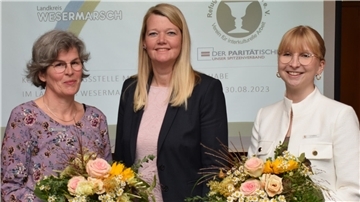 Kreisrätin Maren Würger (Mitte) überreichte im Fachausschuss einen Blumenstrauß an Doris Ammermann (links) als Dank für die geleisteten Dienste und einen Blumenstrauß an Hannah Sophie Heldberg als kleinen Willkommensgruß.