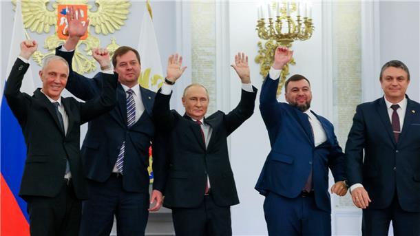 Putin erklärt ukrainische Gebiete zu russischem Staatsgebiet Kremlchef Wladimir Putin mit den Besatzungschefs der vier annektierten Gebiete in Moskau.